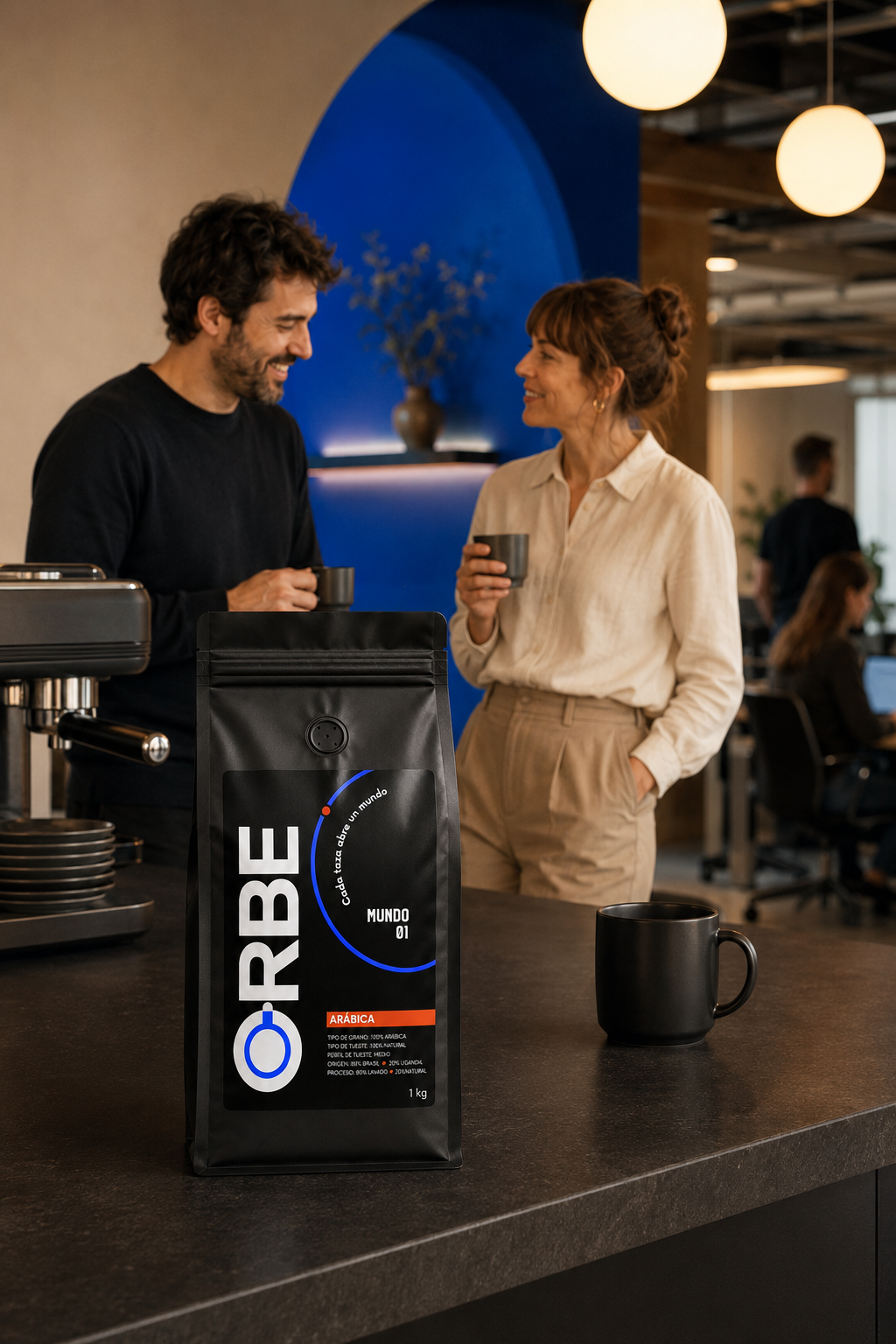Mundo 01 Arábica de 1 kg en una barra de café con dos personas al fondo