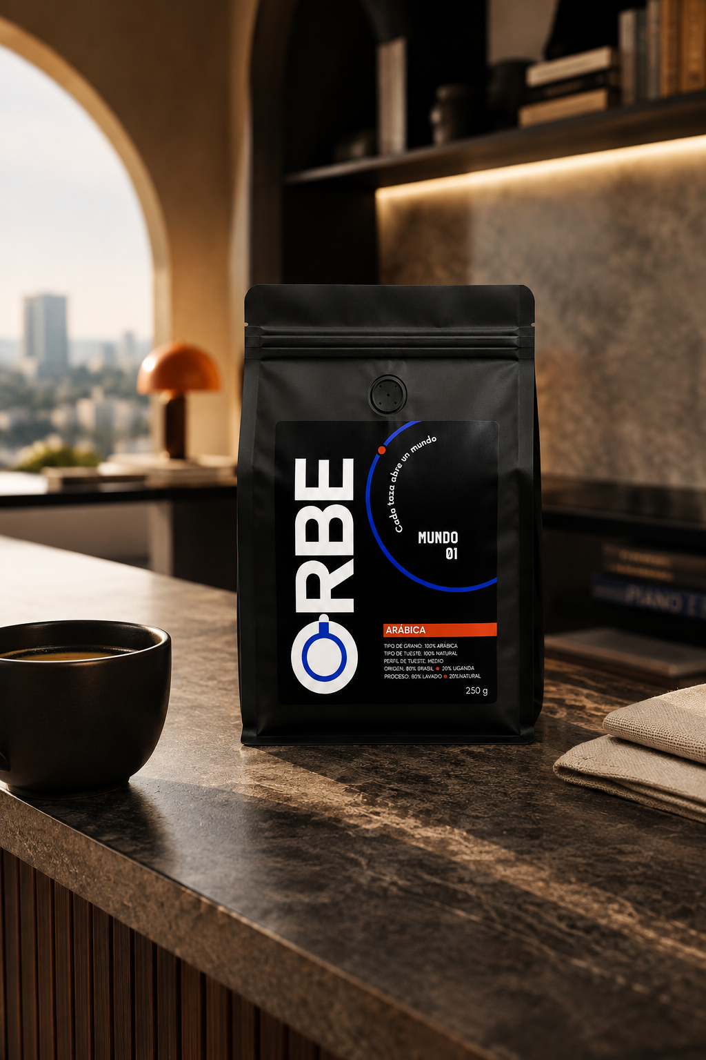 Bolsa de Mundo 01 Arábica junto a una taza en una encimera