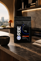 Bolsa de Mundo 01 Arábica junto a una taza en una encimera