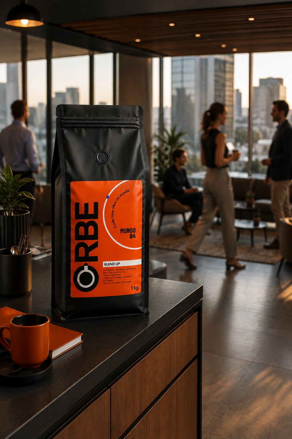 Mundo 04 Blend Up de 1 kg en una oficina con personas al fondo