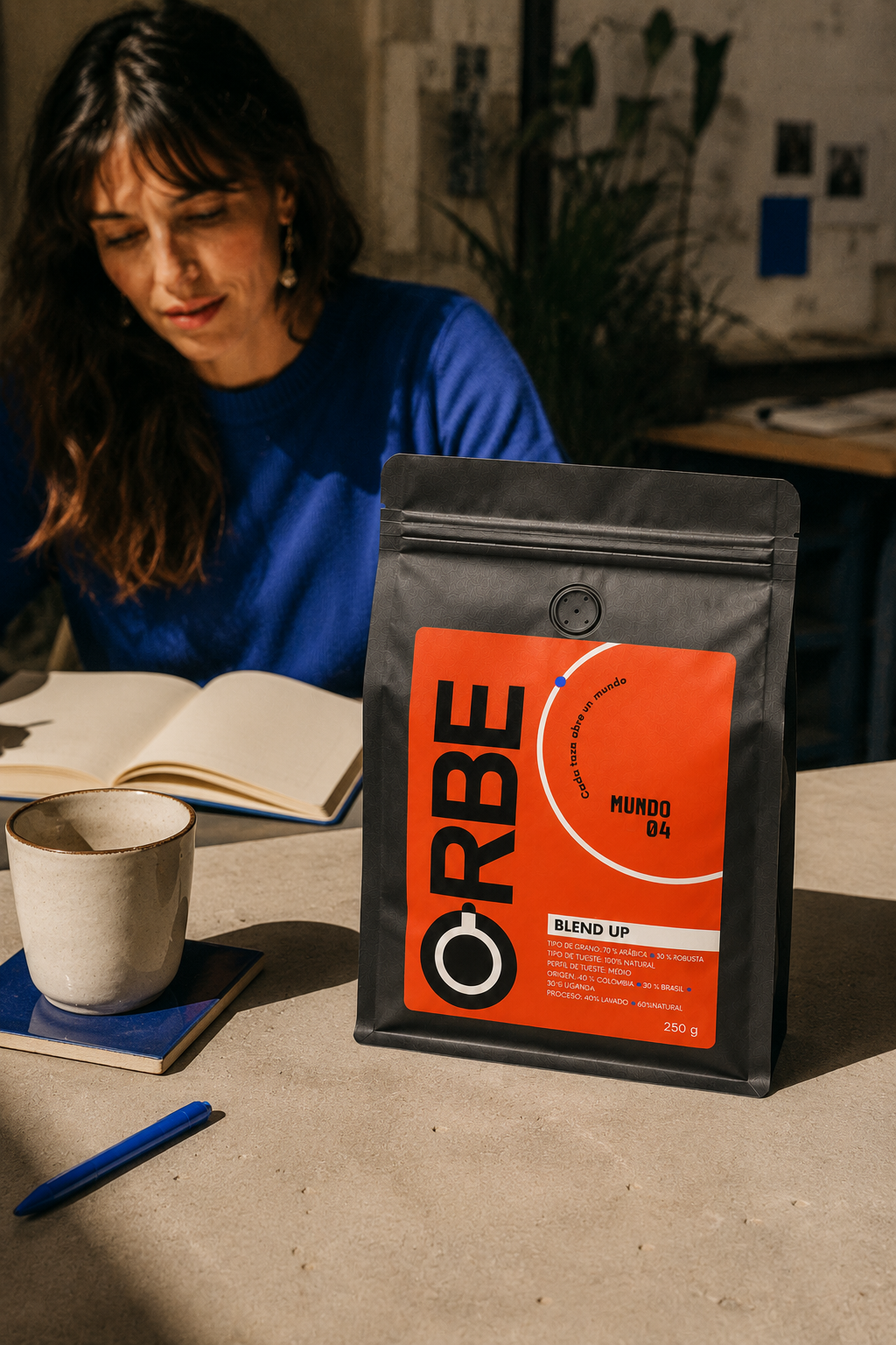 Mundo 04 Blend Up de 250 g sobre una mesa con una persona al fondo