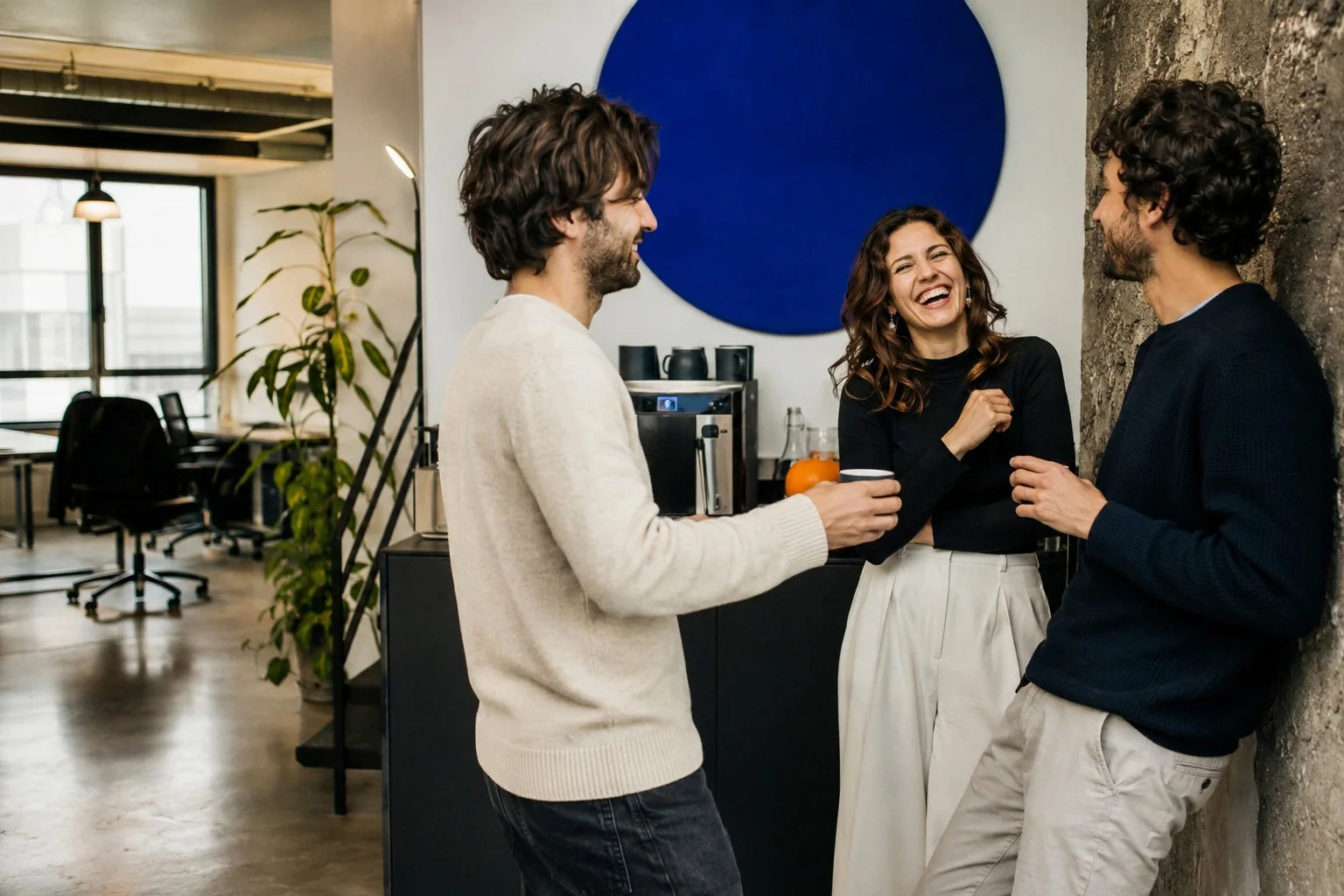 Manos alrededor de una mesa con café en un contexto urbano