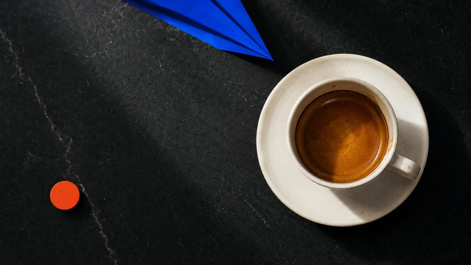Café servido con precisión en un contexto contemporáneo
