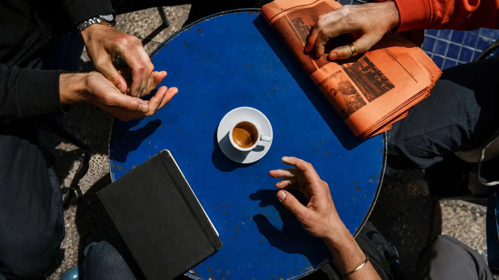 Encuentro alrededor de una taza de café en un contexto urbano