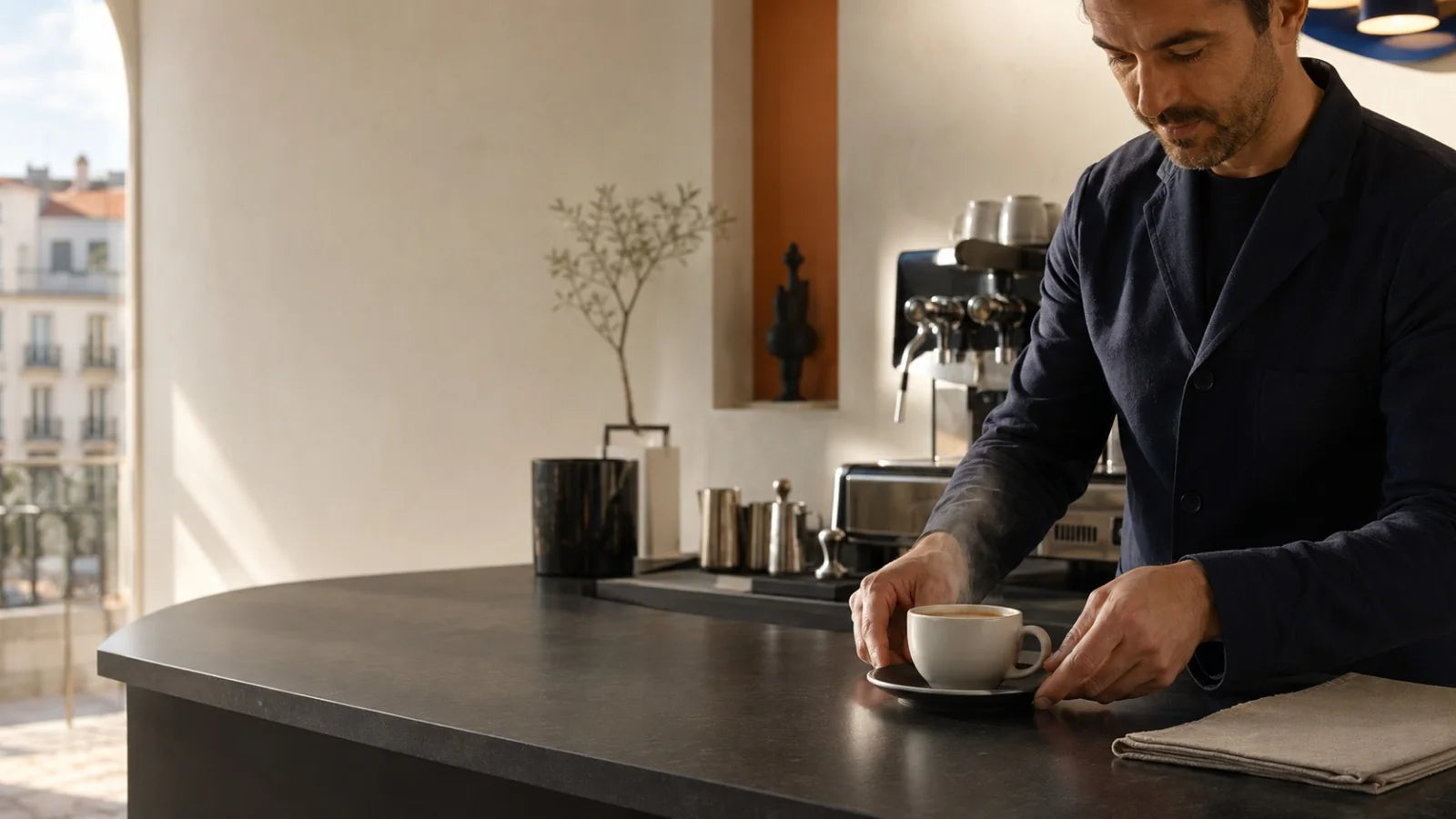 Preparación de café en una casa contemporánea